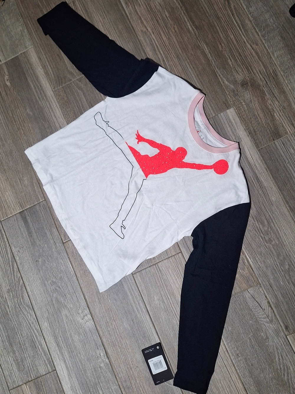 Jordan Kids Long Sleeve Graphic Top in White & Black. Girls. Size 13-15 New.